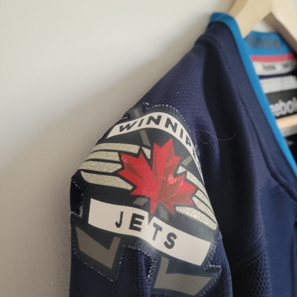 SOLD - Winnipeg Jets Hockey Jersey NHL - Picture 3 of 7